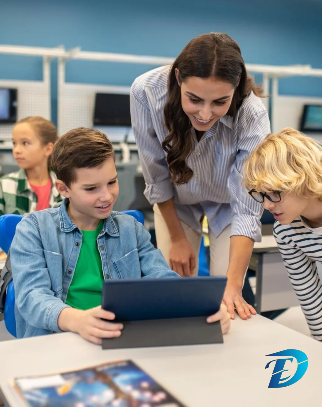 Maestra guiando a niños usando una tablet en EduDati
